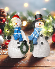 Figuras de muñeco de nieve de resina dúo de 5"" con corona de árbol de Navidad iluminada - Navidad D