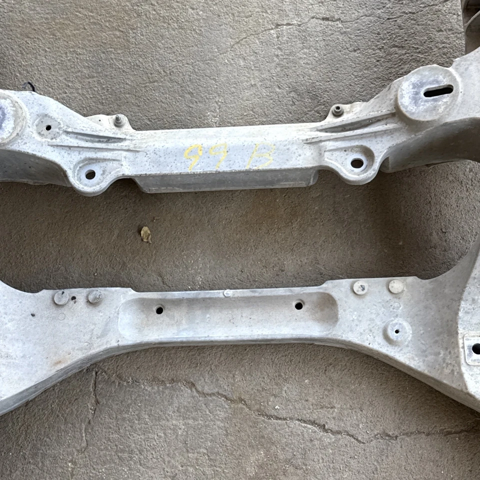 🔶08-13 Infiniti G37 3,7 L tracción trasera sedán suspensión delantera travesaño subchasis OEM Foto 3 de 4