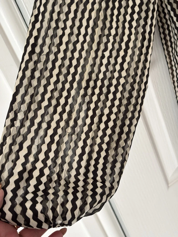 H&M Black/ Cream Chevron Print Pussy Bow Tie Blouse Size 10-12 Bnwt - Image 3 of 4