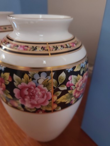 Pair Of Wedgwood China Clio design vases in original boxes Height 24cm - Picture 4 of 6