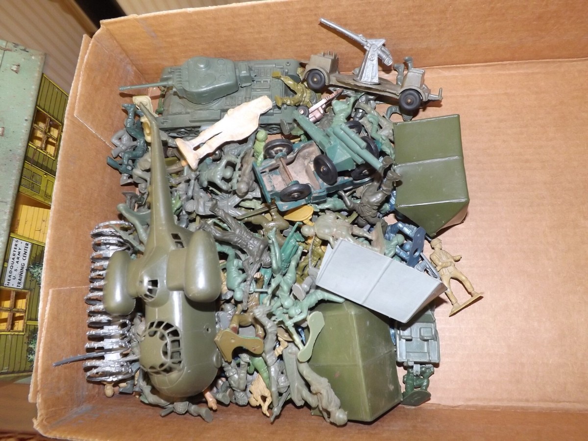VINTAGE BOX LOT ARMY MEN VEHICLES AND TIN LITHO BUILDING | eBay