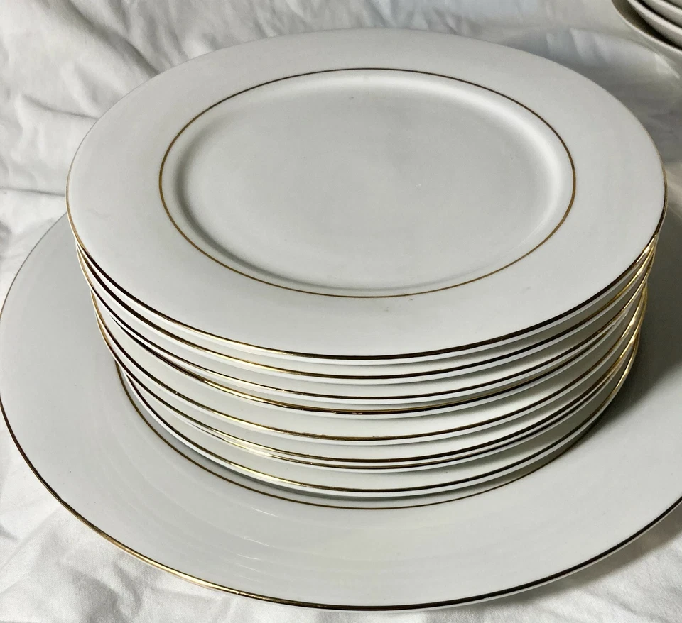 43 pc Classic Gold China Set - Service for 8 plus Serving Dishes - Image 3 of 4