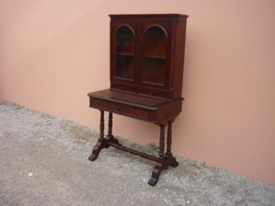 Scrittoio scrivania con alzata a due ante, mogano, asse a sfilo