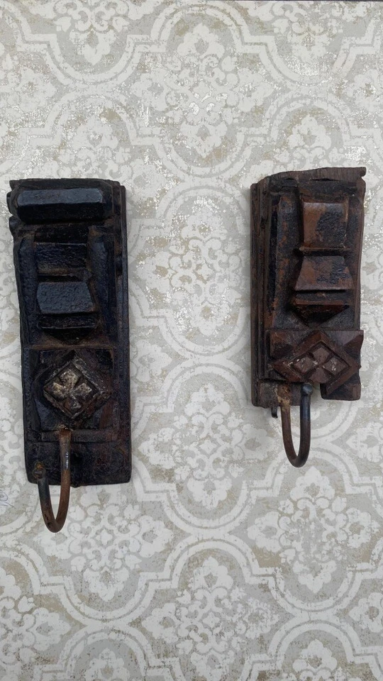 Antiguo par de 2 soportes colgantes de pared antiguos tallados a mano de madera con gancho para colgar Foto 4 de 4