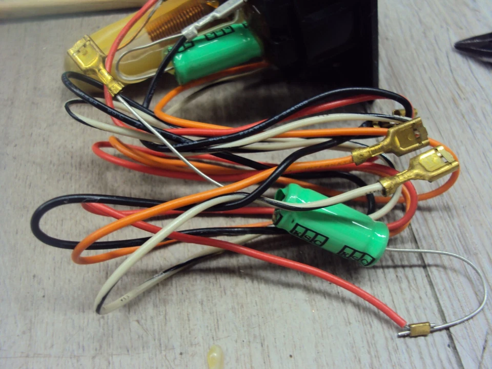 Terminal de altavoz KLH AV2000 y red cruzada pegada tipo separación AV2000 Foto 3 de 4