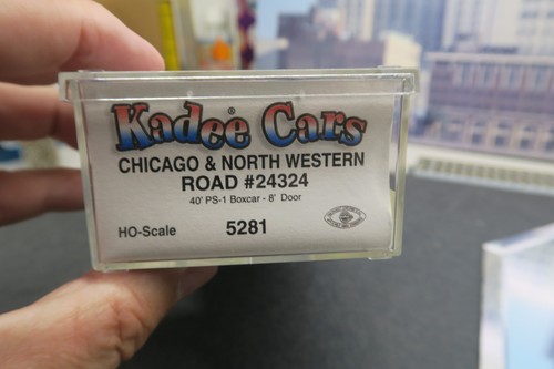 KADEE HO SCALE #5281 CHICAGO & NORTHWESTERN CNW 24324 40' PS-1 BOX CAR W/8' DR! - Picture 2 of 23