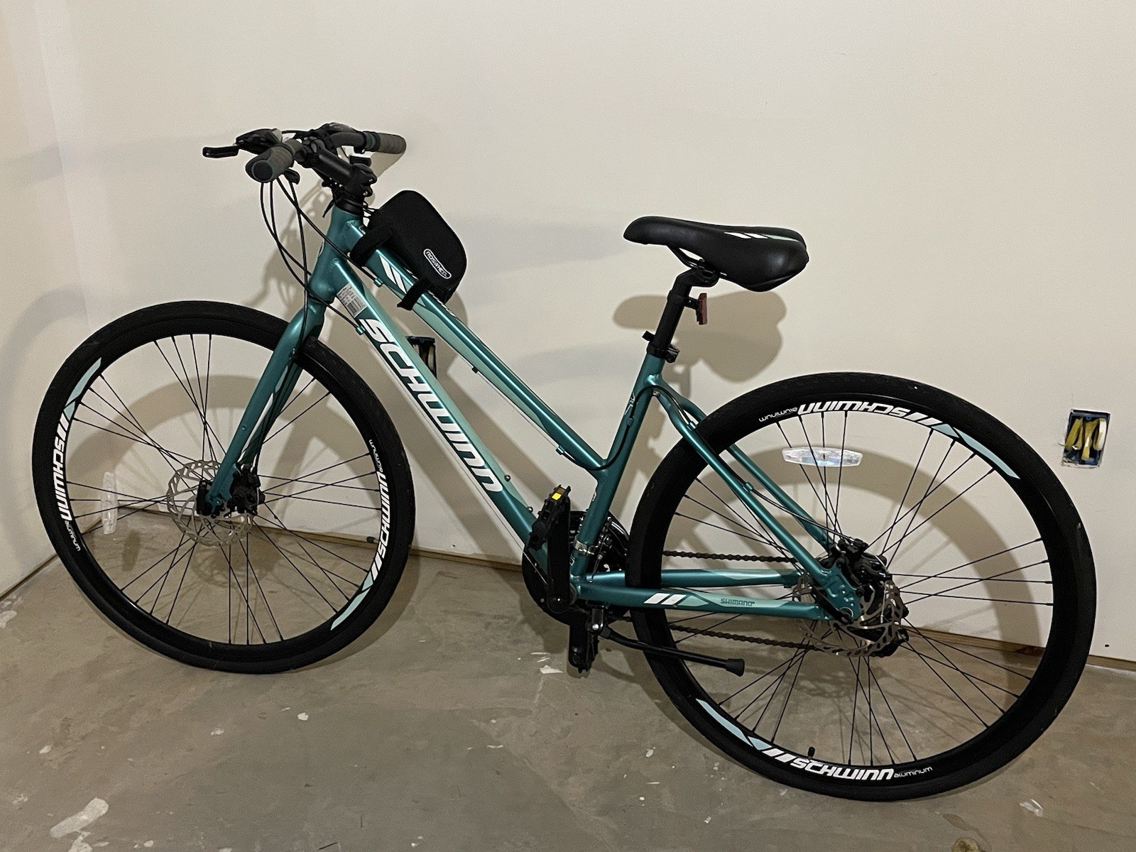 Schwinn 700cc Women&rsquo;s Hybrid Bike With Accessories Ladies Sch Circuit Teal