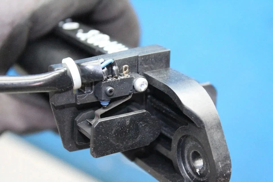 Manija abridor portón trasero Mitsubishi Grandis año 08 Foto 3 de 3