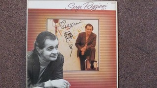 Autogramme ORIGINALZEICHNUNG des Sängers SERGE REGGIANI auf Tasche LP 33T