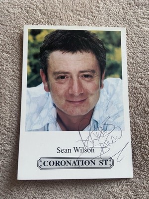 SEAN WILSON (CORONATION STREET) HANDSIGNIERTE BESETZUNGSKARTE - UNDEDIZIERT