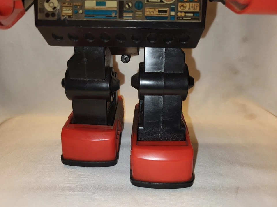 VINTAGE OLD BATTERY-OPERATED PLASTIC TOY SATERN TV ROBOT COLLECTIBLE TOY 1970 - Image 4 of 4