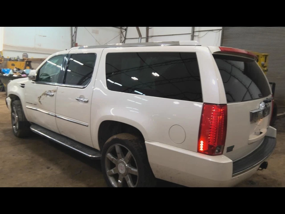 (LOCAL PICKUP ONLY) Rear Bumper Without Dual Tailpipe Fits 07-14 ESCALADE ESV 68 - Изображение 2 из 4