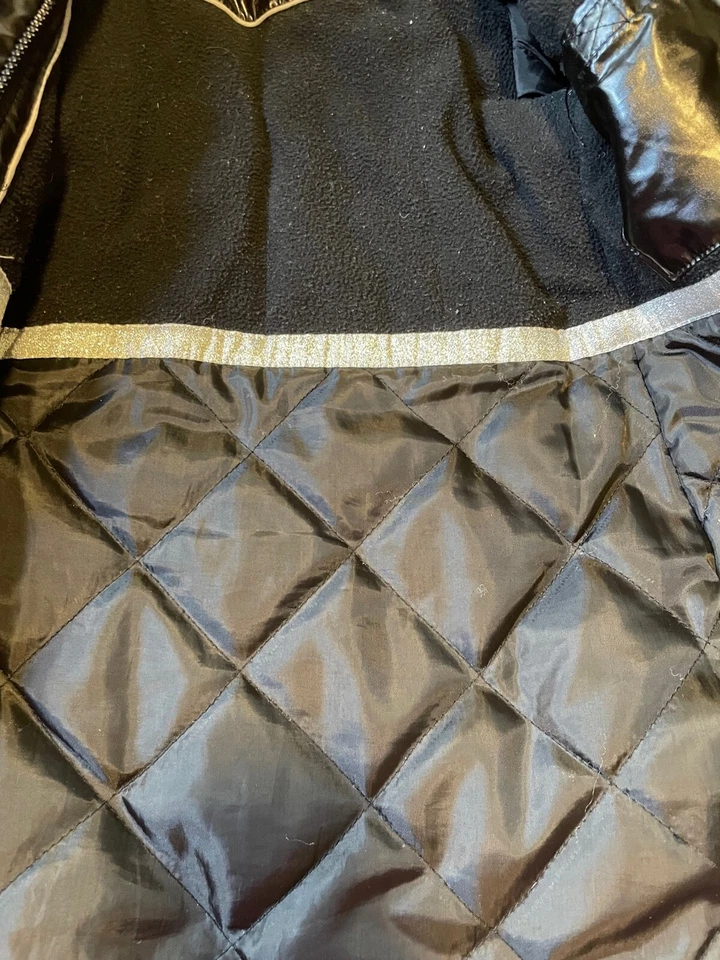 女孩 Deux Par Deux D2D 4 4T 二手状况完好黑色闪亮 Puffer 外套夹克尺寸 — 第 2/3 张图片