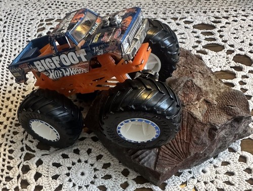 Hot Wheels Monster Jam Bigfoot Monster Truck 1:64 2021 - Picture 10 of 10