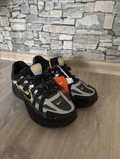 Nike P-6000 Herren Sneaker EU 43 Schwarz/Grau/Grün Low Top Schnürung