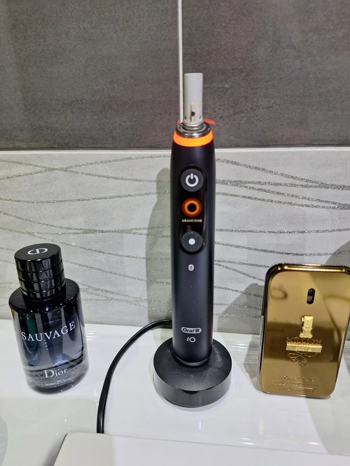 Oral-B iO Serie 8 Black - Immagine 2 di 4