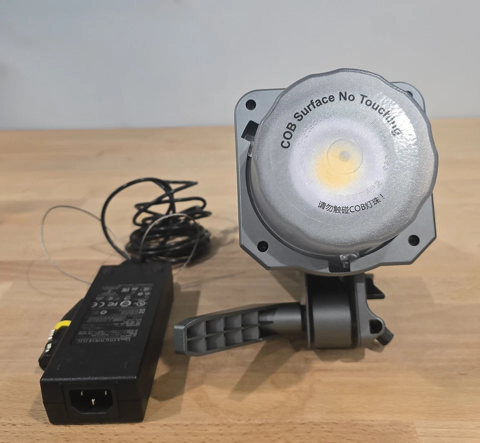 Stock EE. UU. Aputure Amaran 100D Luz de día Luces LED 5600K Fuente de alimentación DC/AC Foto 4 de 4