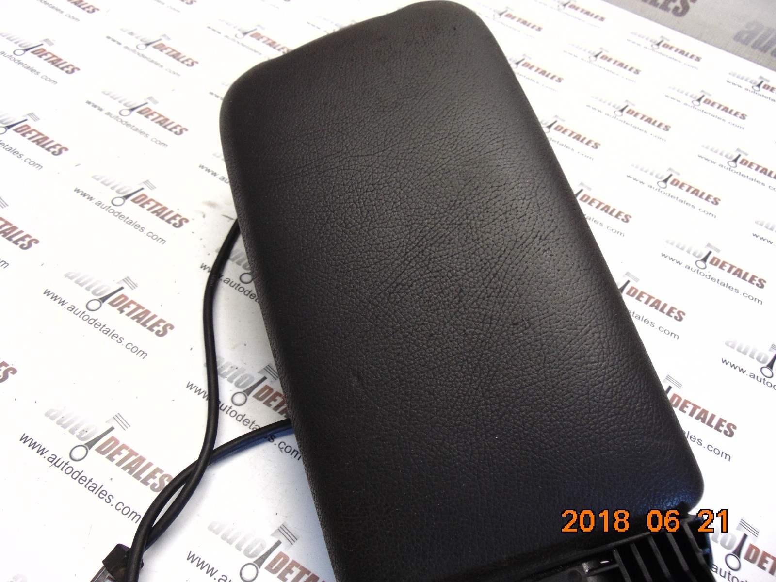 Mercedes CClass W203 center console armrest lid storage E037612023