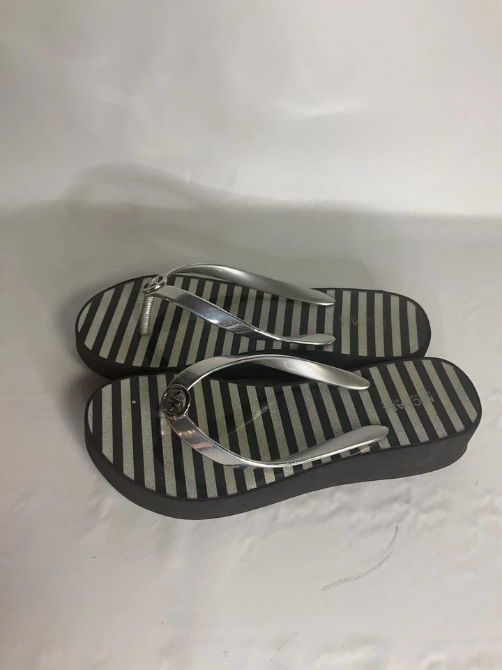 SANDALIAS TANGA CUÑA GOMA BRILLANTE PLATEADAS Y NEGRAS MICHAEL KORS TALLA 7 Foto 2 de 4