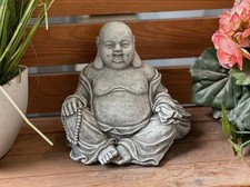 Frostfeste Steinfigur dicker Buddha sitzend 17 cm – Steinguss Garten Deko
