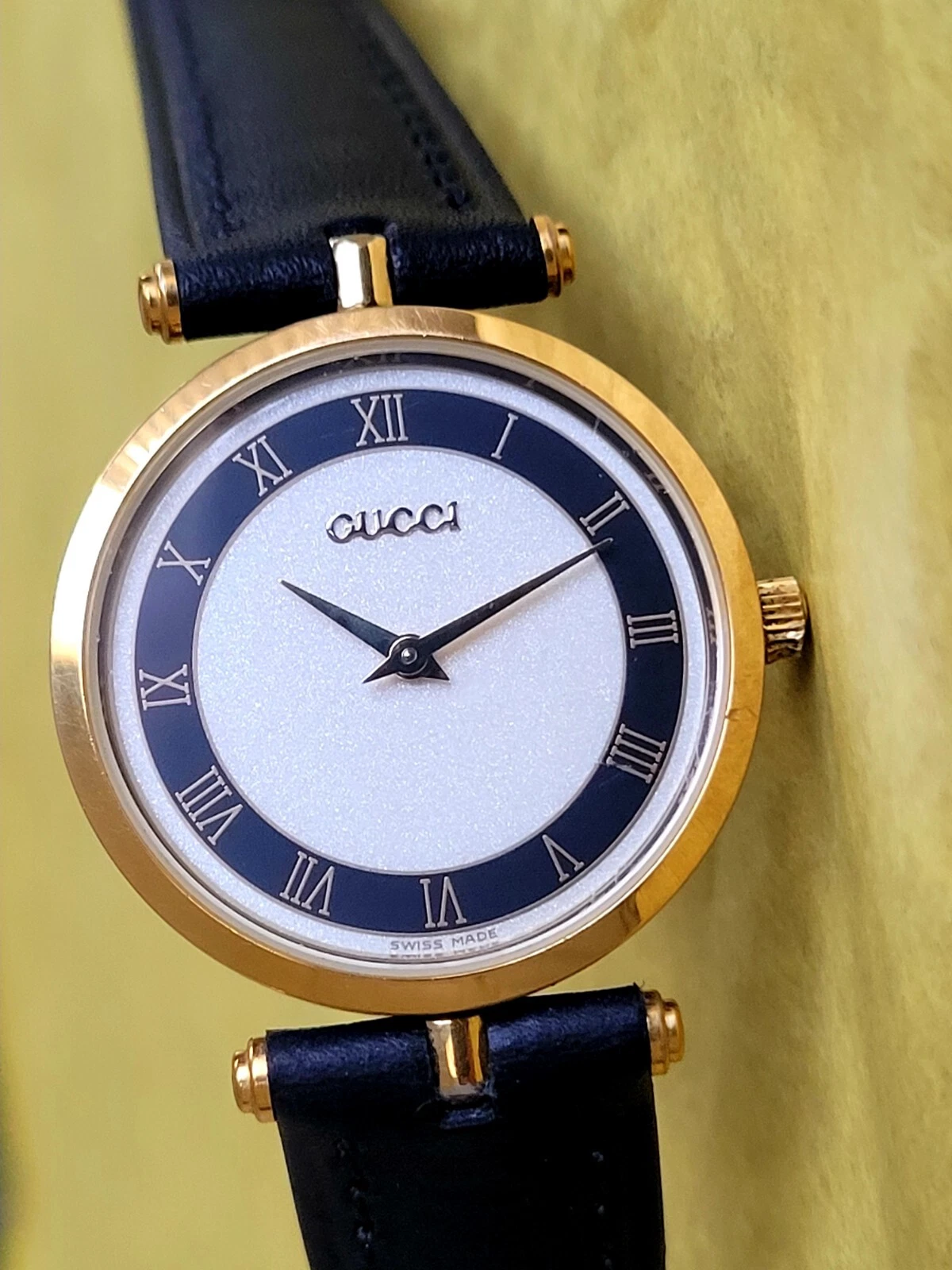 Gucci 2000M, authentique fabrication suisse, magnifique, cristal sans rayures, boîtier 30 mm, unisexe
