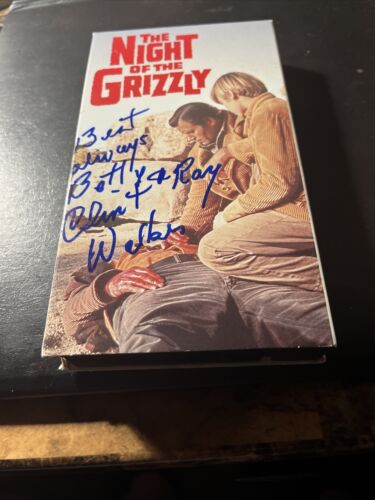 VHS The Night Of The Grizzly Firmado por Walker Family BONITO - Imagen 1 de 3