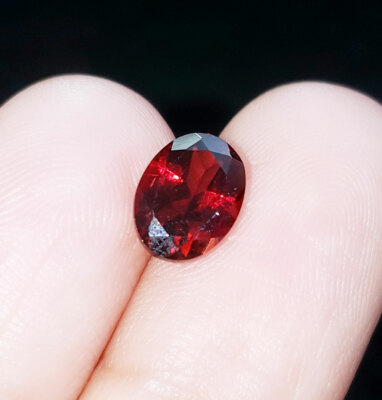 Pietra Preziosa Grezza Di Granato Rosso Naturale, Esemplare Di