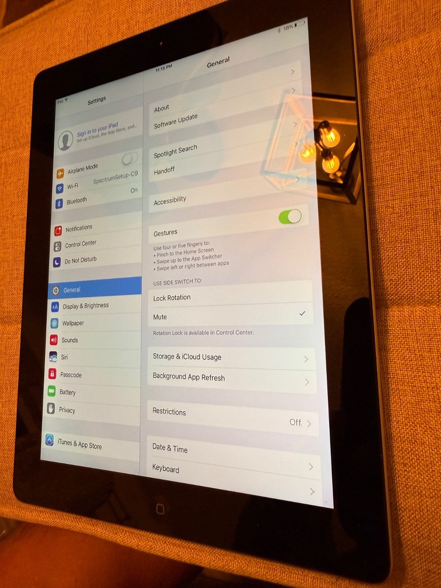 Apple iPad (4th Generation) A1458 16 GB, Wi-Fi, 9.7 in