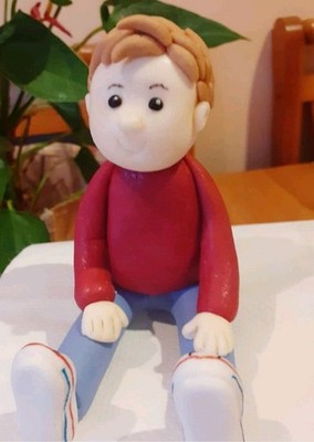 Personalisierter essbarer handgefertigter Fondant Glasur sitzend Junge/Teenager/Mann Tortenaufleger