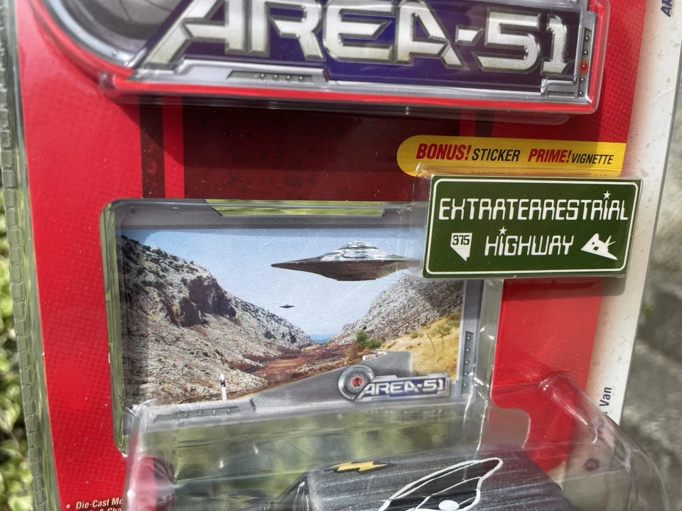 1:64 Johnny Lightning 1977 Ford Van AREA-51 nuovo - Immagine 3 di 4