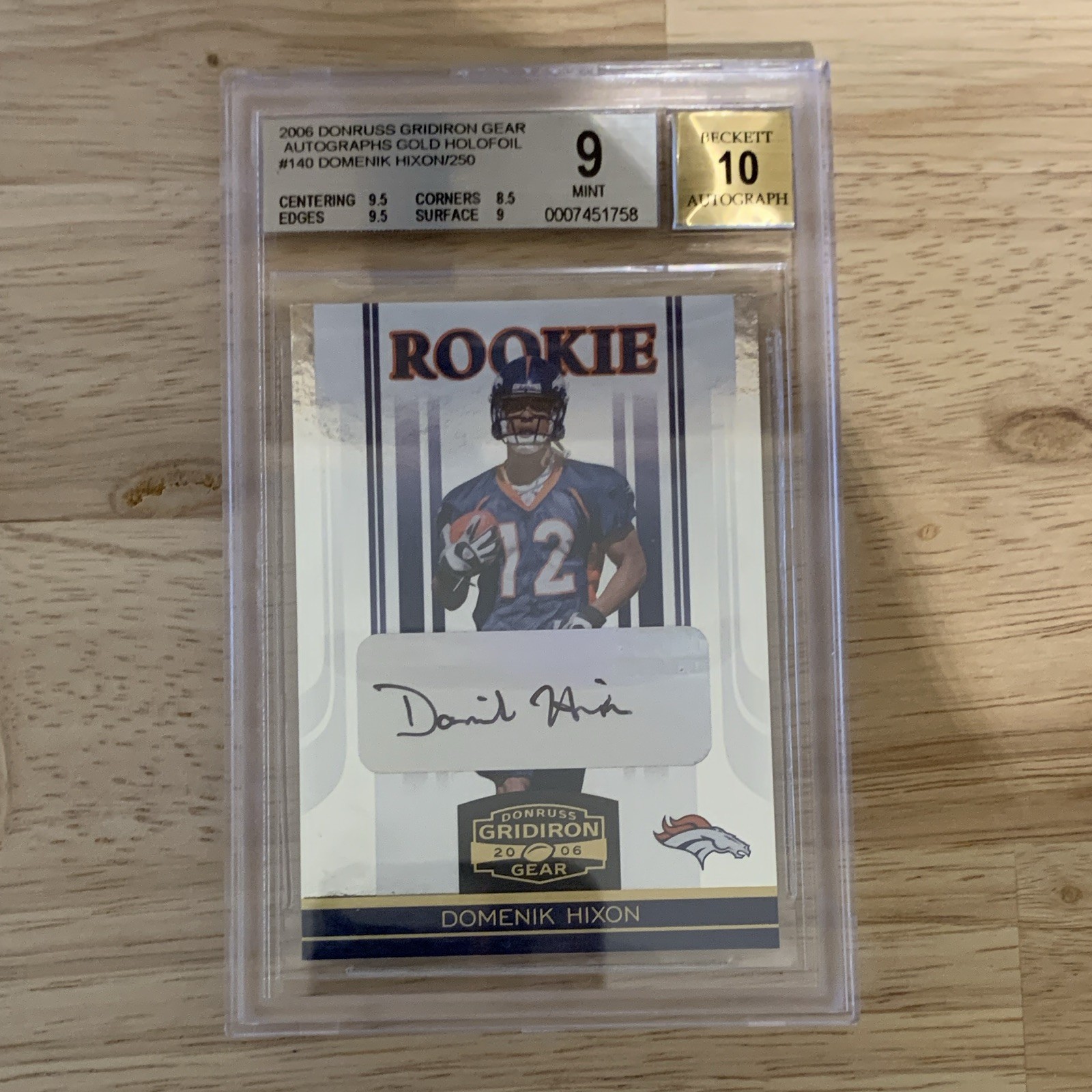 Domenik Hixon Donruss Gridiron Gear #140 Autograph Gold Holofoil