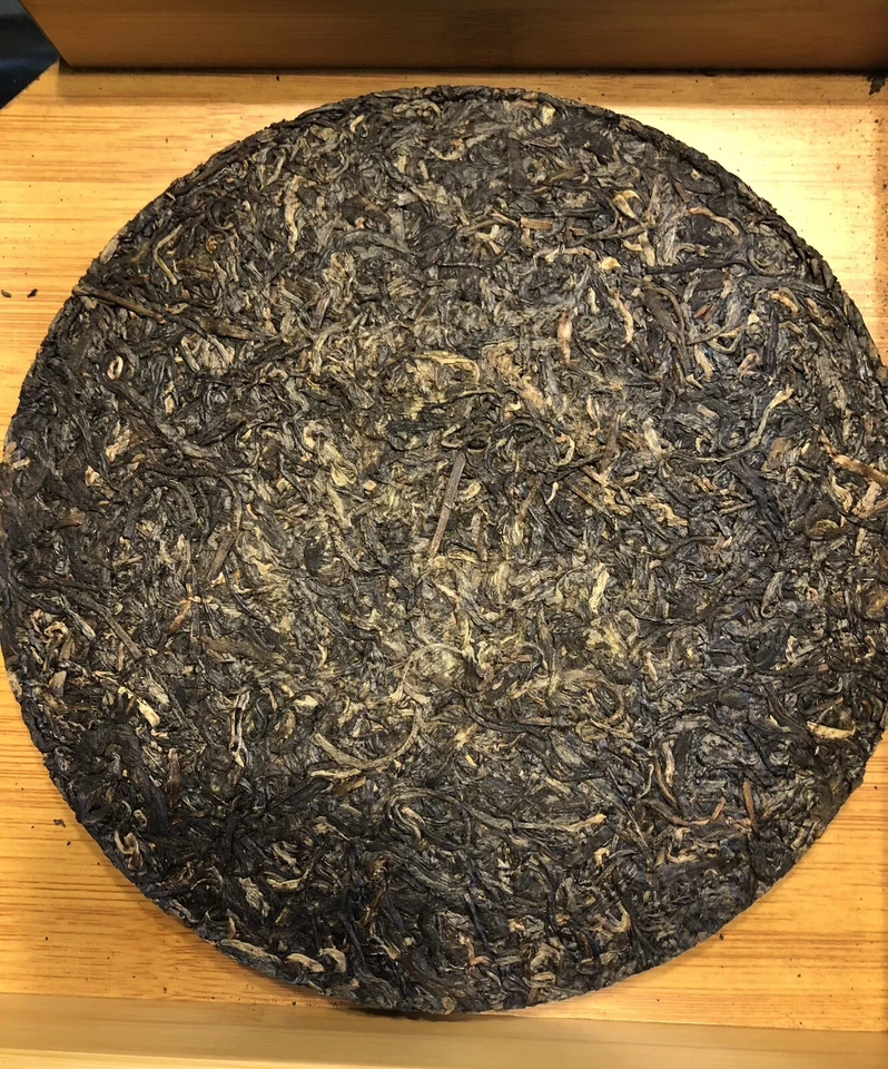 Té crudo Pureh 2004 Yunnan grado superior Banzgang árbol viejo puntas de hoja dorada 357 g Foto 4 de 4