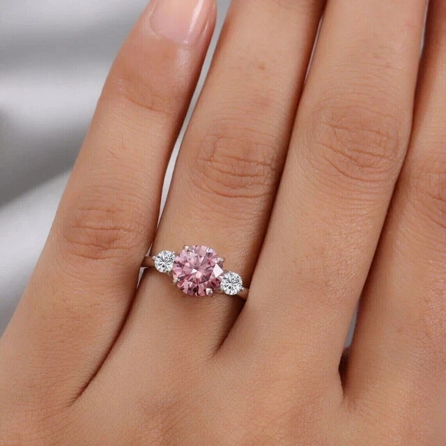 Anillo de compromiso de zafiro rosa creado en laboratorio de corte redondo de 4 quilates enchapado en oro blanco de 14 k Foto 2 de 4