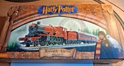 HORNBY SPUR OO R1025 HOGWARTS EXPRESS - ZUG-SET ''PHILOSOPHENSTEIN''