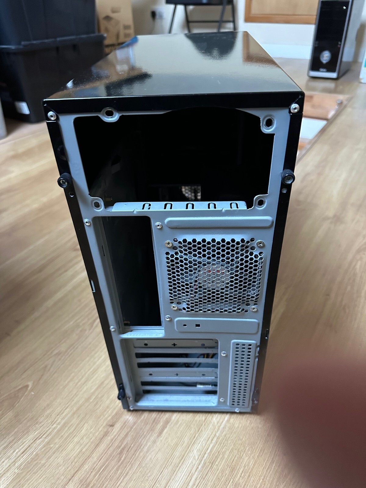 AKASA PC Case. Gloss Black. 3 drive bays and 1 floppy disk bay. CASE