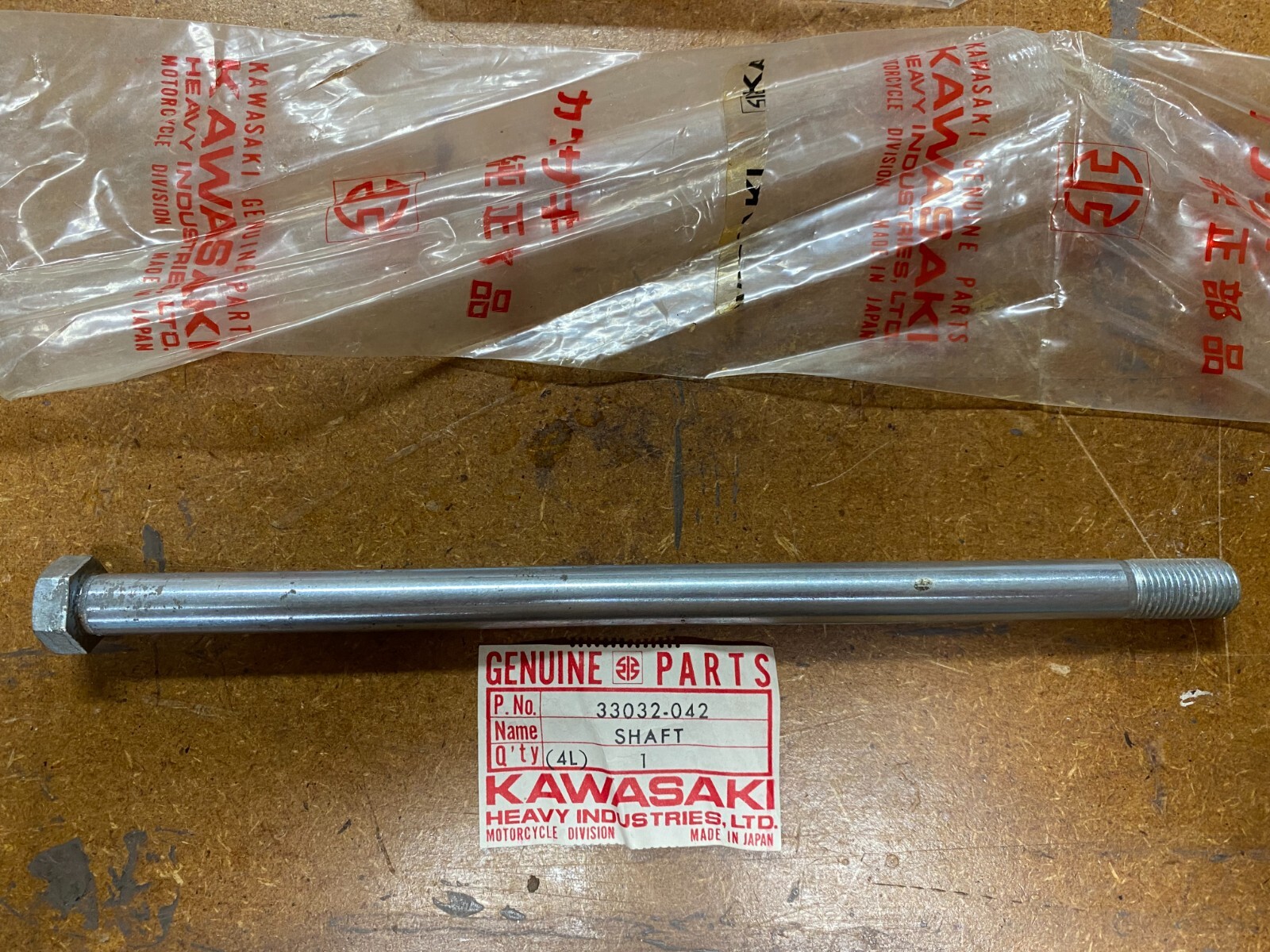 NOS KAWASAKI OEM 7476 KX250 KX400 KX450 SWING ARM PIVOT BOLT 33032042