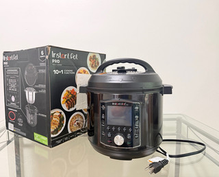 Instant Pot Pro 6 qt 10 Program Electric Pressure Cooker 1200W Black w/ Lid