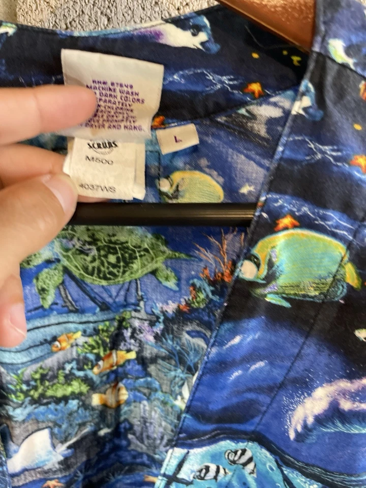 S.C.R.U.B.S. Muñeca elástica Ocean Life talla grande manga larga bolsillos con botones Foto 3 de 4