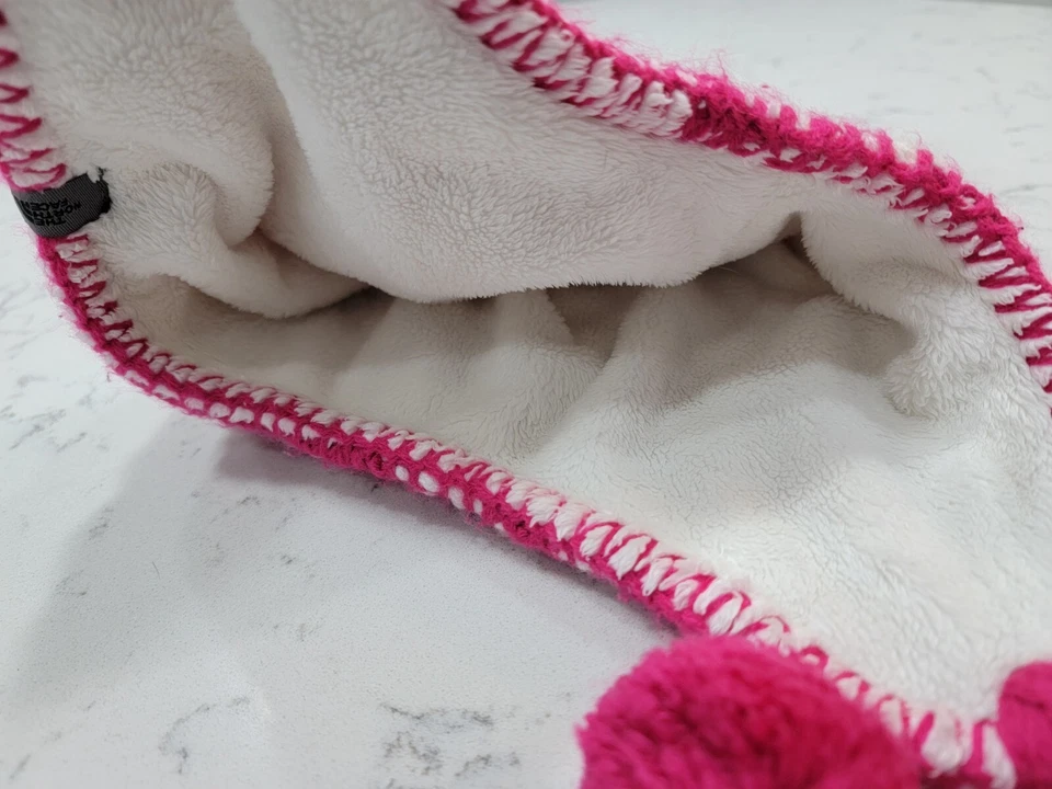 Sombrero de invierno The North Face rosa y blanco a rayas para mujer, forro de borla y piel de oveja Foto 4 de 4