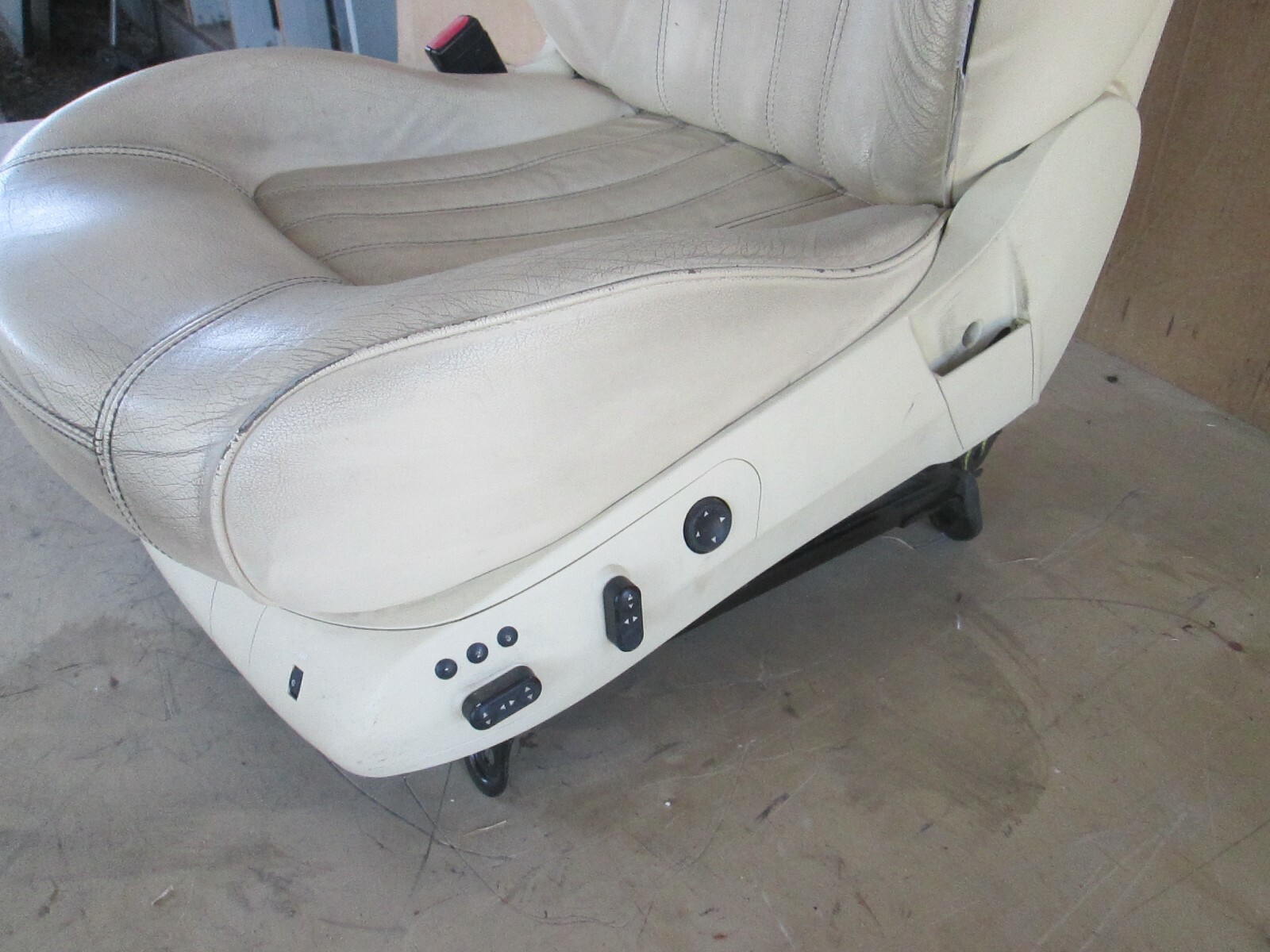 Maserati Quattroporte - LH Front Seat w/ Rails / Guides Avorio