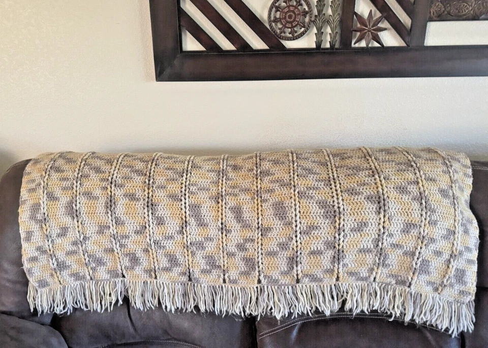 AFGANO TIRO GANCHILLO A MANO 58" X 63" GRIS Y ORO CLARO IDEAL PARA SOFTA O CAMA Foto 4 de 4