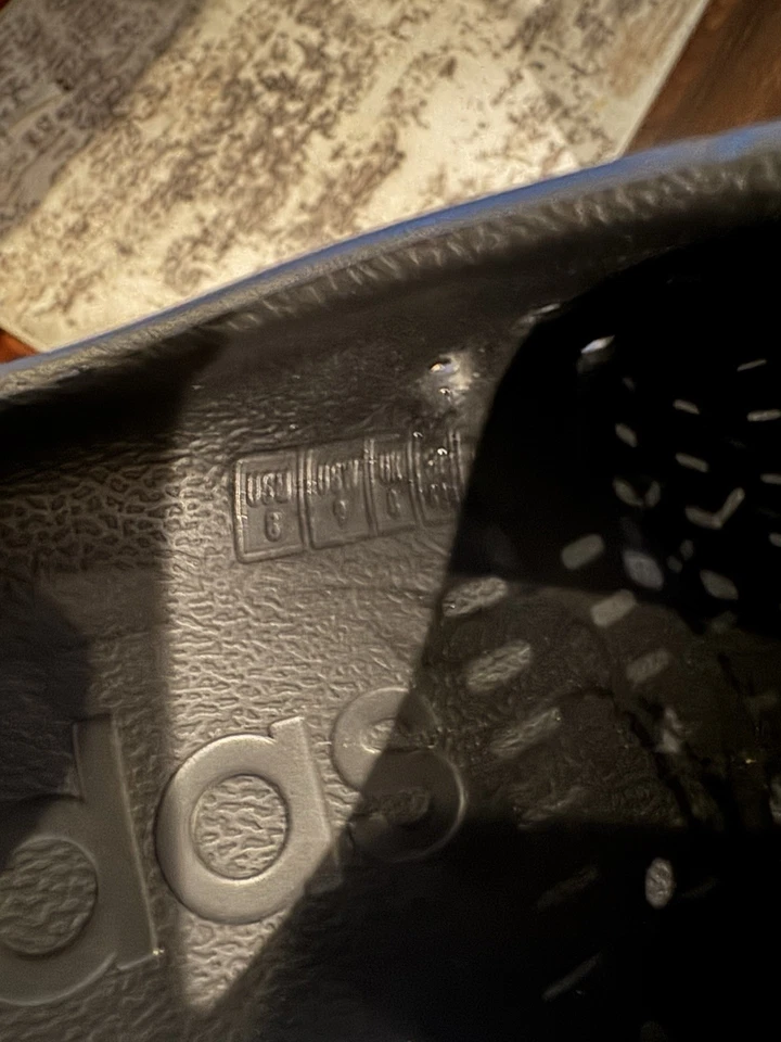 Nuevos Zuecos Adidas Adilette - Sandalias Unisex Blancas y Negras Talla 8 HOMBRE, 9 MUJER Foto 2 de 4