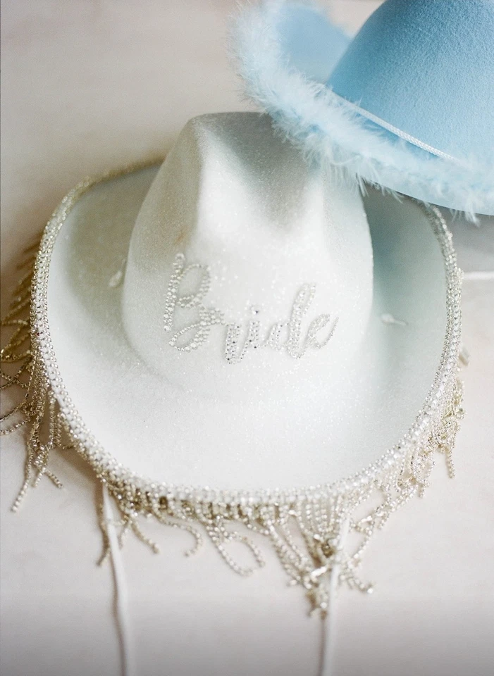 Sombrero de vaquero de novia brillante con pedrería colgantes por todas partes Foto 2 de 3
