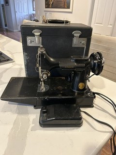 1947 Singer Featherweight 221 Sewing Machine w/Original Case