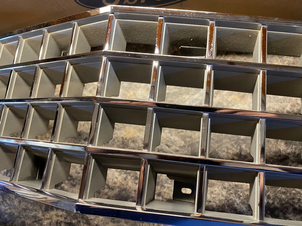 Nuevo de Lote Antiguo 1972 Mercury Monterey Marquis Parrilla Frontal Trim Wagon Police D2MY-8200-A Foto 4 de 4