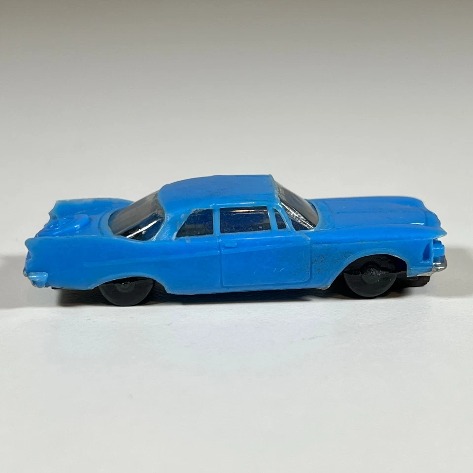 Coche de aleta de plástico azul Hong Kong vintage años 60 2,5 pulgadas Dimestore sedán de juguete Foto 4 de 4