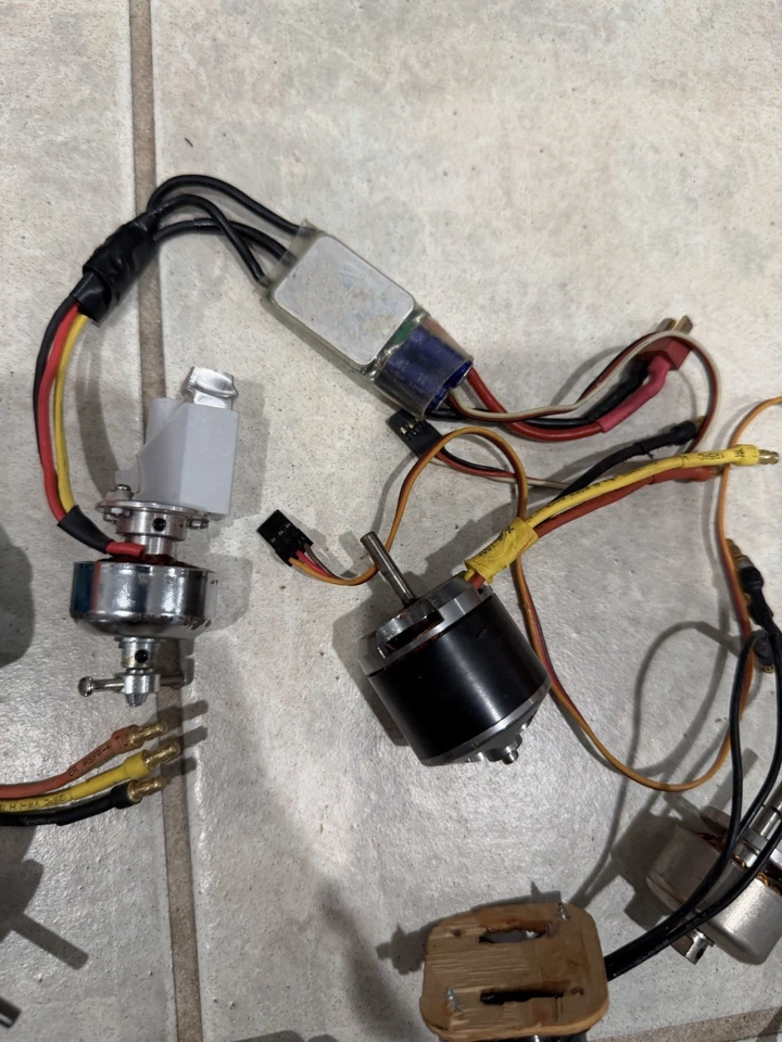 Lote de 7 motores RC sin escobillas sin marca, todos en EXCELENTE ESTADO Y TODOS FUNCIONAN MUY BIEN Foto 3 de 4