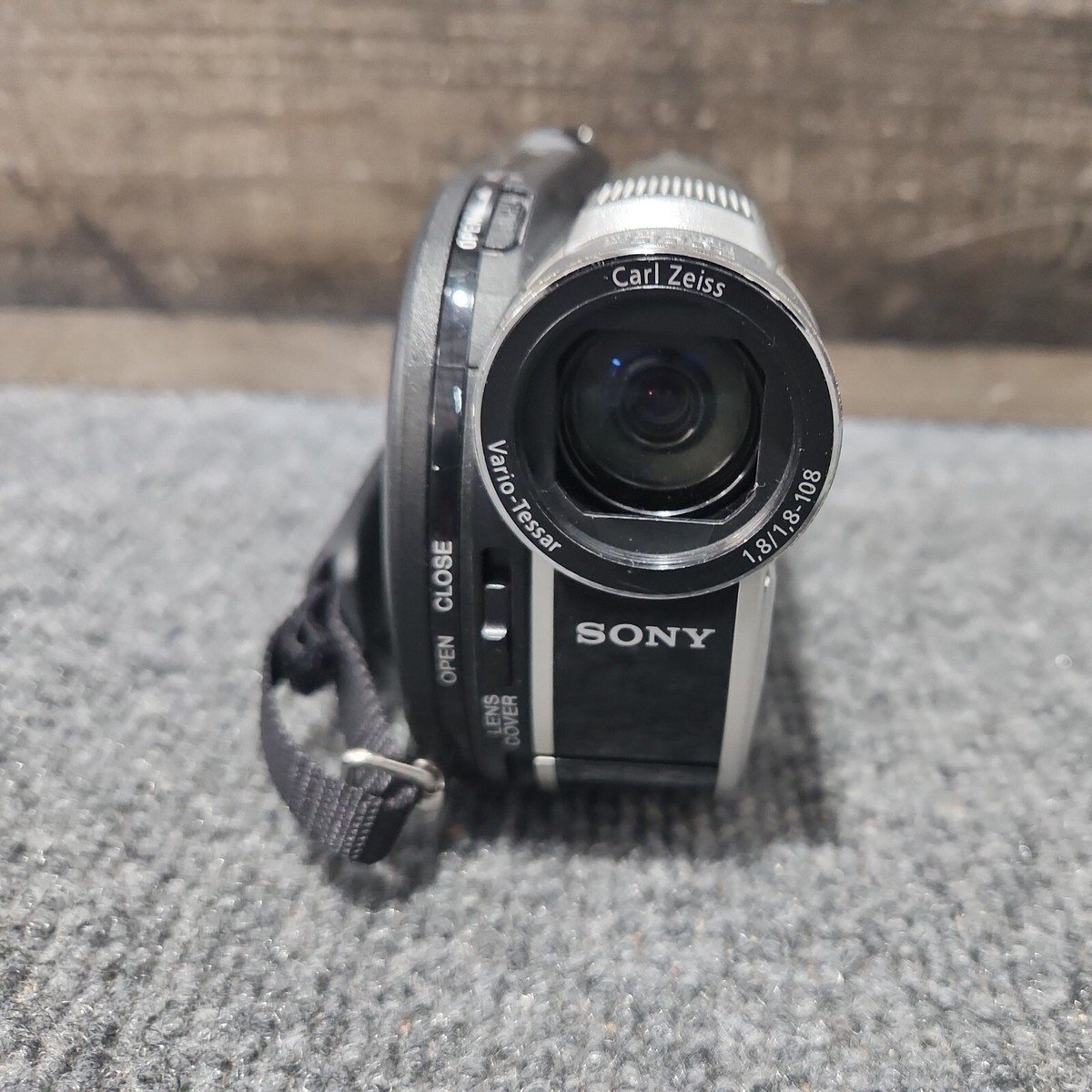 Sony HandyCam DCR-DVD650 Mini DVD Hybrid Camcorder 60x Optical