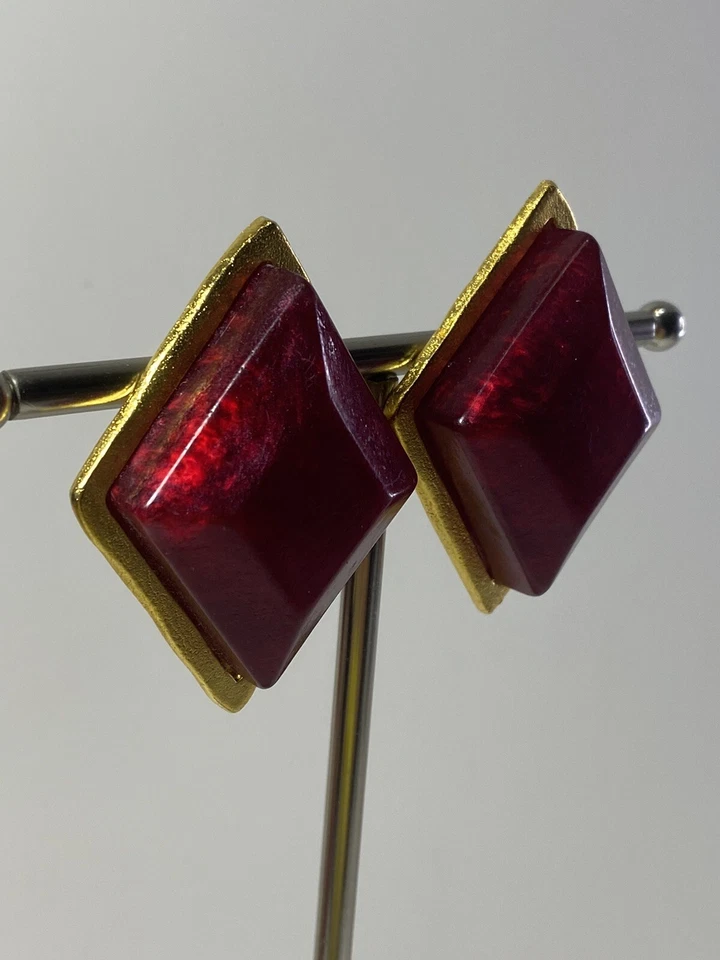 Brincos raros de resina iridescente vermelha grande robusta assinada por designer BOB HOUSE Goldtone - Imagem 2 de 4