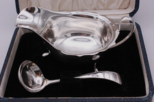 Sterling silver sauce / gravy boat and ladle, cased, Sheffield 1938 138 grams.